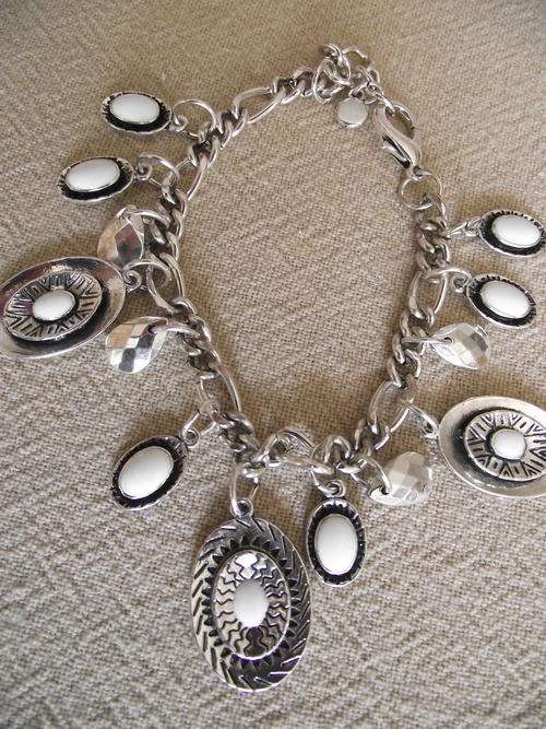 STUNNING VINTORIO COLLECTION OVAL CHARMS BRACELET