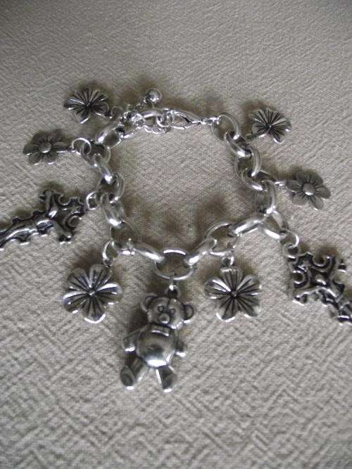 GORGEOUS VINTORIO COLLECTION CRUSSIFIX & FLOWER CHARMS BRACELET