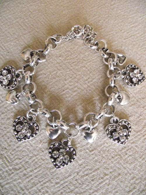 LOVELY VINTORIO COLLECTION  CRYSTAL HEARTS CHARMS BRACELET