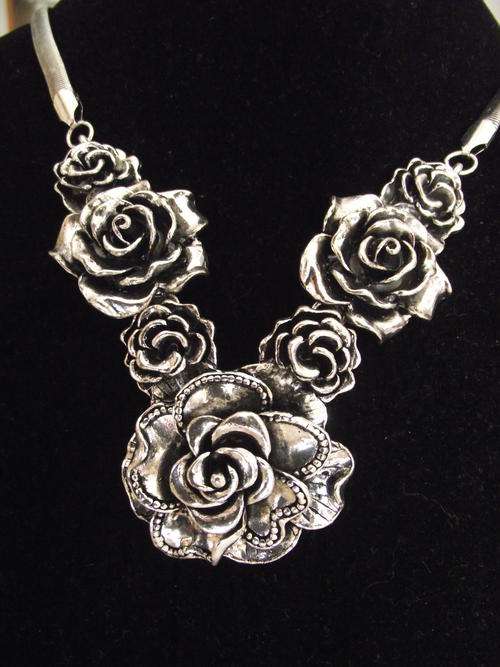 GORGEOUS VINTORIO COLLECTION SILVER 7 FLOWERS NECKLACE