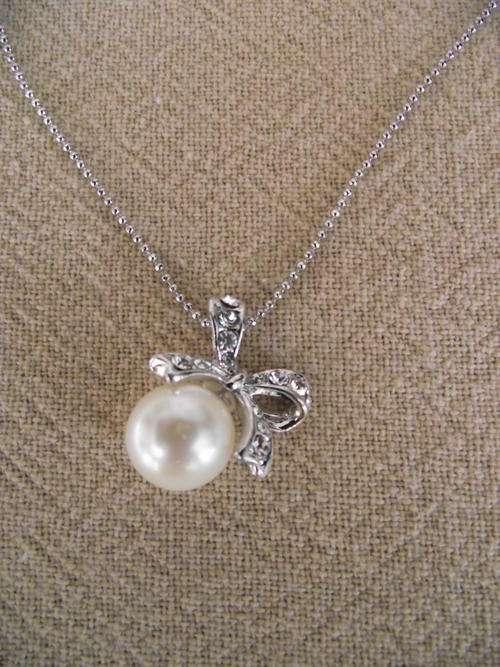 GORGEOUS SILVER CRYSTAL BOW & FEAUX PEARL PENDANT + FREE CHAIN