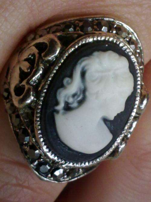 LOVELY TIBETAN SILVER CAMEO & BLACK CRYSTAL RING # 8