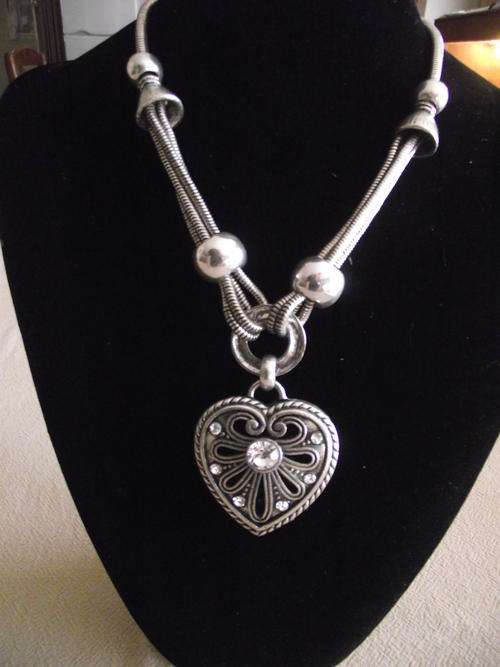 LOVELY SILVER CRYSTAL HEART PENDANY & CHAIN NECKLACE