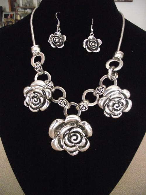 BEAUTIFUL SILVER 3 ROSES NECKLACE & EARRINGS SET