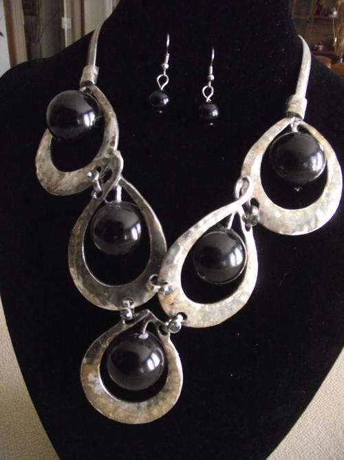 GORGEOUS SILVER LARGE FEAUX PEARLS NECKLACE & EARRINGS SET