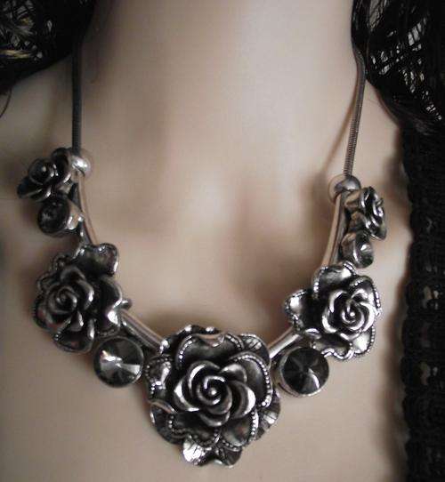 ***LAST ONE***Stunning Silver Roses & Crystals Necklace