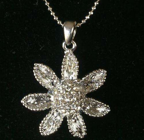 BEAUTIFUL SILVER CRYSTAL FLOWERS NECKLACE