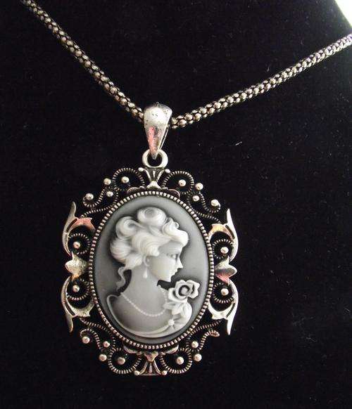 Beautiful Victorian Style Cameo Pendant & Chain