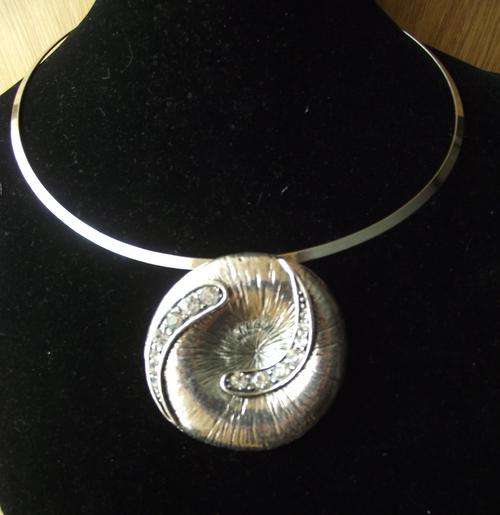 Lovely Tibetan Silver Choker & Pendant Necklace