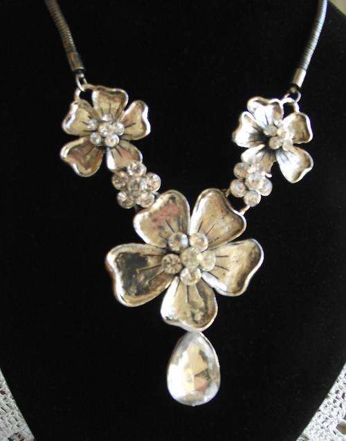 Beautiful Tibetan Silver 3 Flowers & Crystal Dangle Necklace
