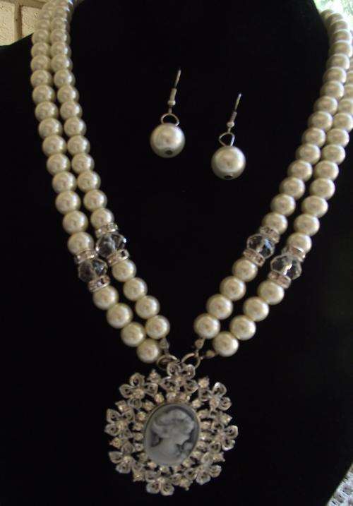 Stunning Feaux Pearls & Crystal Cameo  Necklace & Earrings set