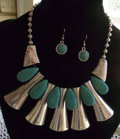 Excuisite Tibet Silver & Turquoise Necklace & Earrings Set