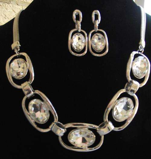 Gorgeous Silver & Crystal Necklace & Earrings Set