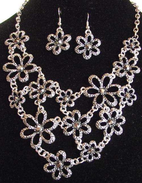 Gorgeous Metalic Silver Color Daizy & Rhinestones Necklace & Earrings Set