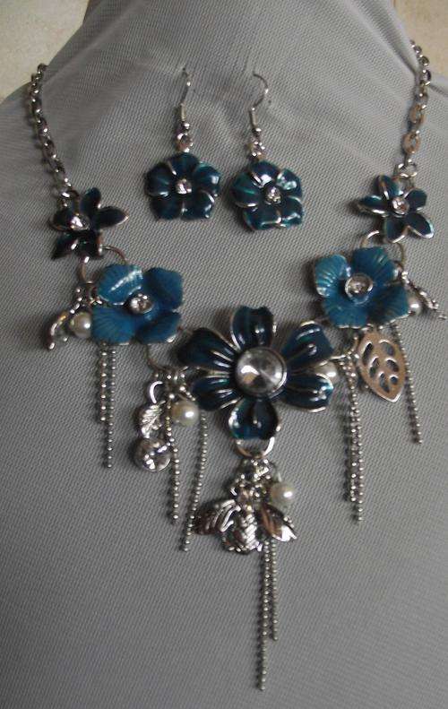 FLOWER BOUQUET COLLECTION 2012*** Blue Chains & Pearls Enameled Necklace & Earrings Set
