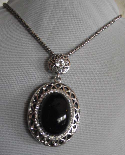 Gorgeous 72cm Chain Chain Necklace & Black Feax Onyx Pendant