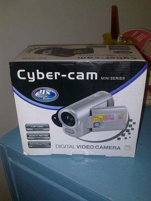 4 X ZOOM DIGITAL VIDEO RECORDER