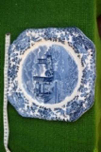 COLLECTORS PLATE - JOHNSON BROS - CANTERBURY -MINT CONDITION