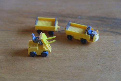 HO scale platform accessories
