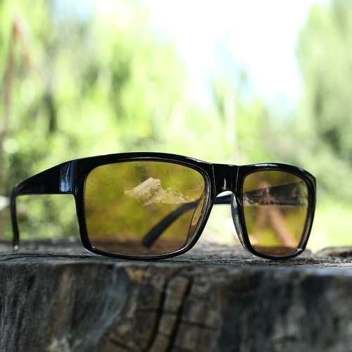 Anti-glare UV-protection sunglasses that automatically adjust with the light