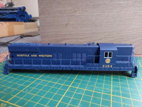 WALTHERS Proto 2000 EMD GM SD7 Body Shell Damaged HO Scale - 1/87