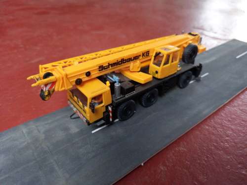 KIBRI Liebherr Mobile Crane Truck HO Scale - 1/87