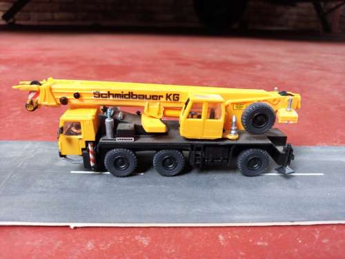 KIBRI Liebherr Mobile Crane Truck HO Scale - 1/87