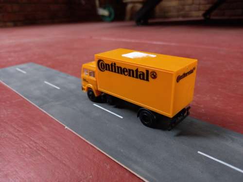 HERPA Iveco `Continental` Tyres Box Truck HO Scale - 1/87