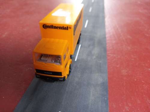 HERPA Iveco `Continental` Tyres Box Truck HO Scale - 1/87