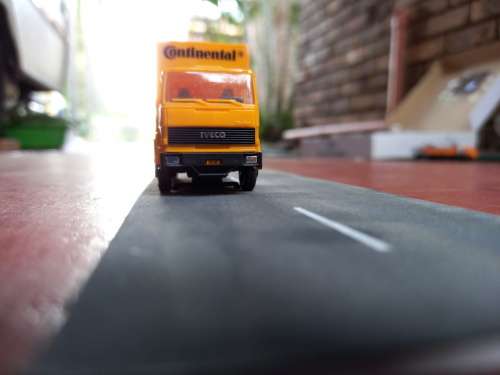 HERPA Iveco `Continental` Tyres Box Truck HO Scale - 1/87