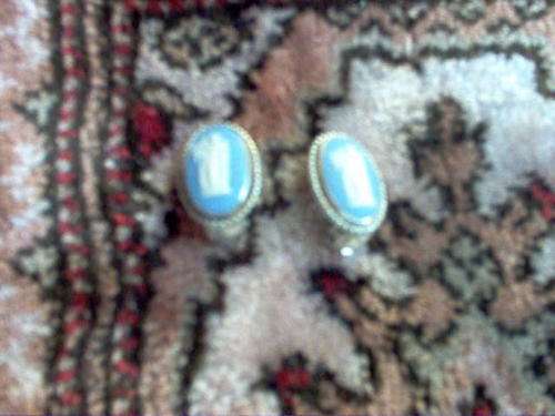 WEDGWOOD AND HALL MARKED CLIP-ON EARRINGS.