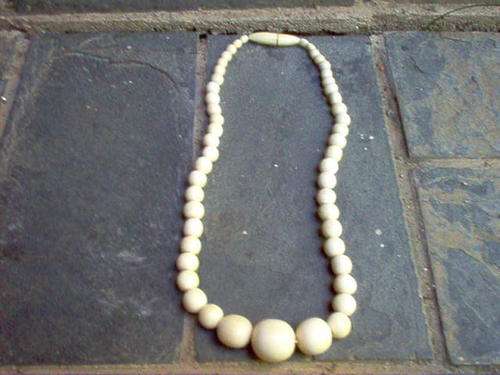 OLD IVORY BEADED NECKLACE WITH IVORY CLASP