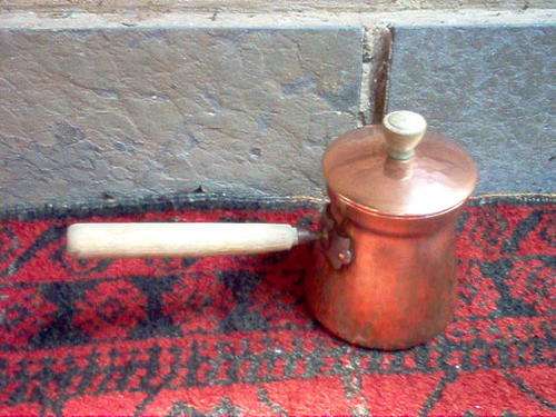 COPPER POT WITH WOODEN HANDLE.