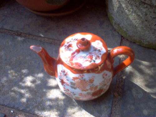 MINIATURE CHINESE TEA POT.