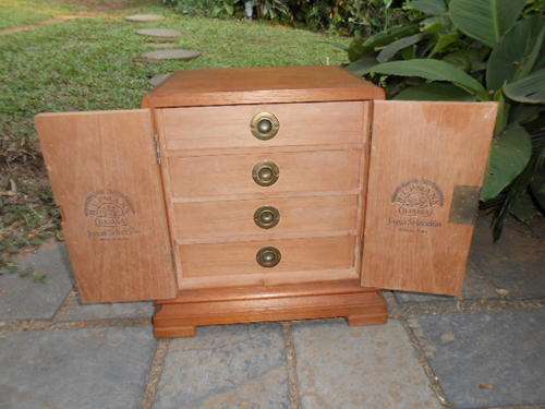 CUBAN CIGAR HUMIDOR.