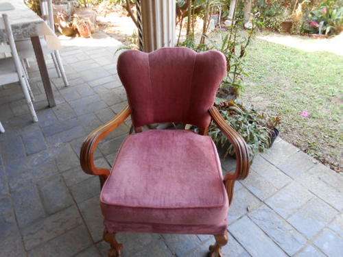 VINTAGE ARMCHAIR IN DUSKY PINK VELVET.