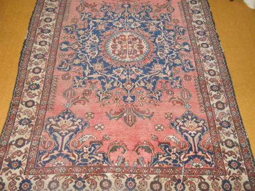 LARGE ORIENTAL CARPET.