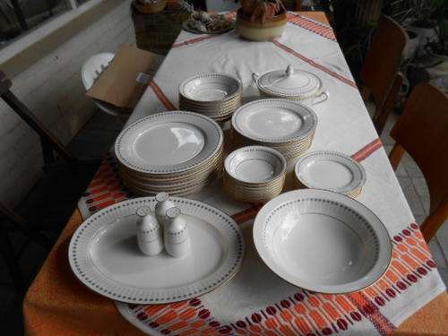 NORITAKE 8 PLACE SETTING DINNER SERVICE--FLORENCE