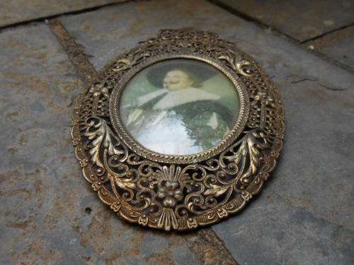 DELICATE FILLIGREED PICTURE FRAME.