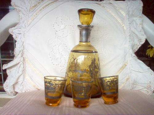 VENETIAN GLASS DECANTER WITH THREE GLASSES