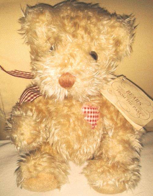 Russ Berrie - Hucklebeary! Collectable from bears from the past! Item no 18912.