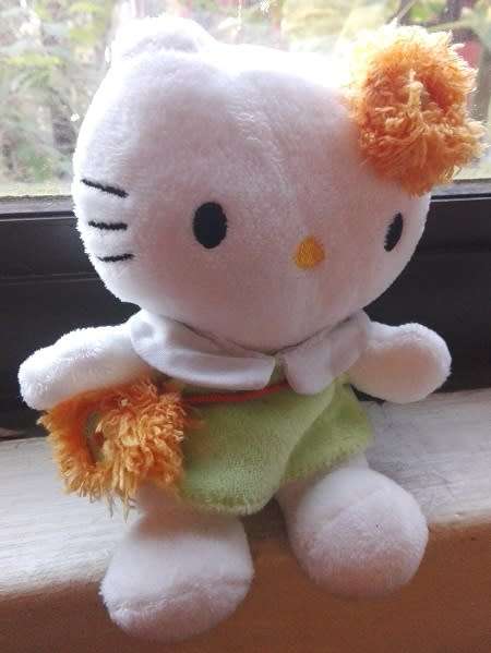 Hello Kitty with fluffy hair clip and handbag.  Plush toy doll!  17cm.