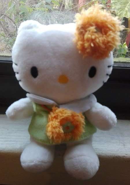 Hello Kitty with fluffy hair clip and handbag.  Plush toy doll!  17cm.