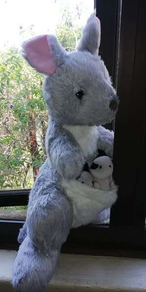 A RARE Vintage Mommy Kangaroo with 3 babies in pouch.  42cm.