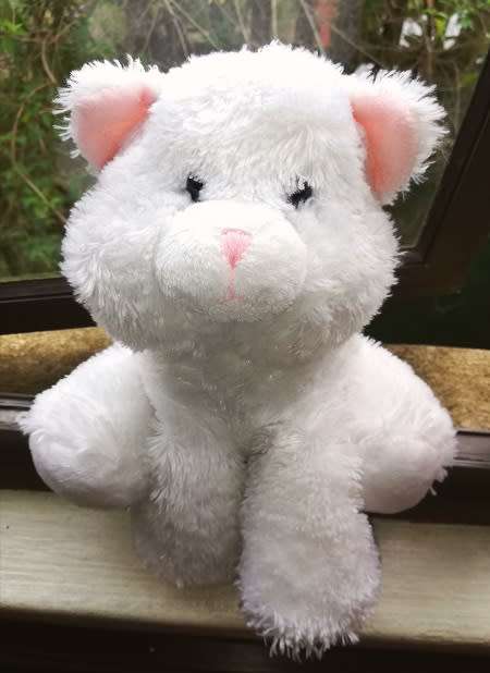 Snug-A-Luvs White Cat by Russ Berrie. 25cm.
