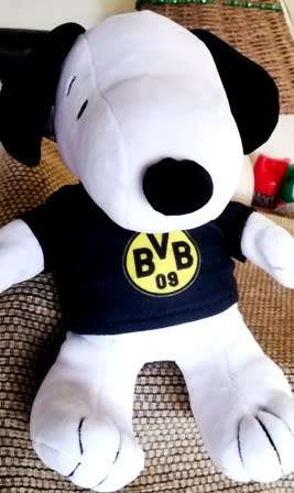 Happiness is a hug from Snoopy. He teams with the German Football Team BVB 09. 25cm.
