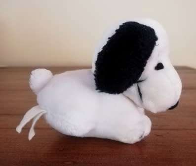Happiness is a hug from Snoopy! Cute, small, plush toy. 9cm. Bargain!