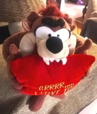 Looney Tunes. Taz Tasmanian Devil with I Love You Pillow. Plush Toy!  28cm.