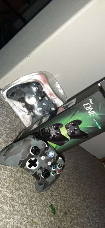 XBOX ONE DUAL REMOTE CHARGING DOCK COMBO!!+2 RECHARGABLE XBOX BATTERES+CAMO COVER !!