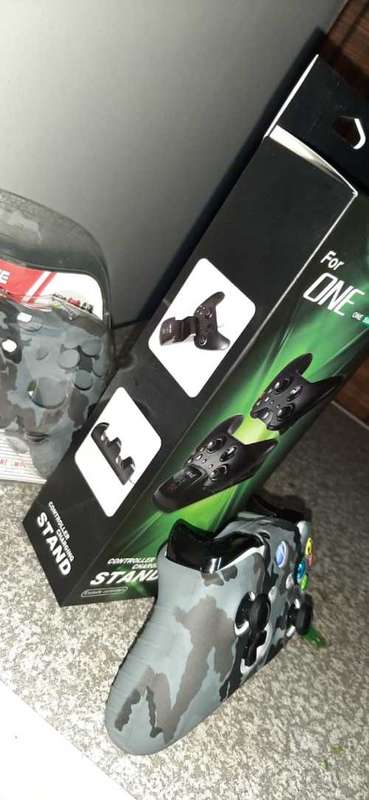 XBOX ONE DUAL REMOTE CHARGING DOCK COMBO!!+2 RECHARGABLE XBOX BATTERES+CAMO COVER !!